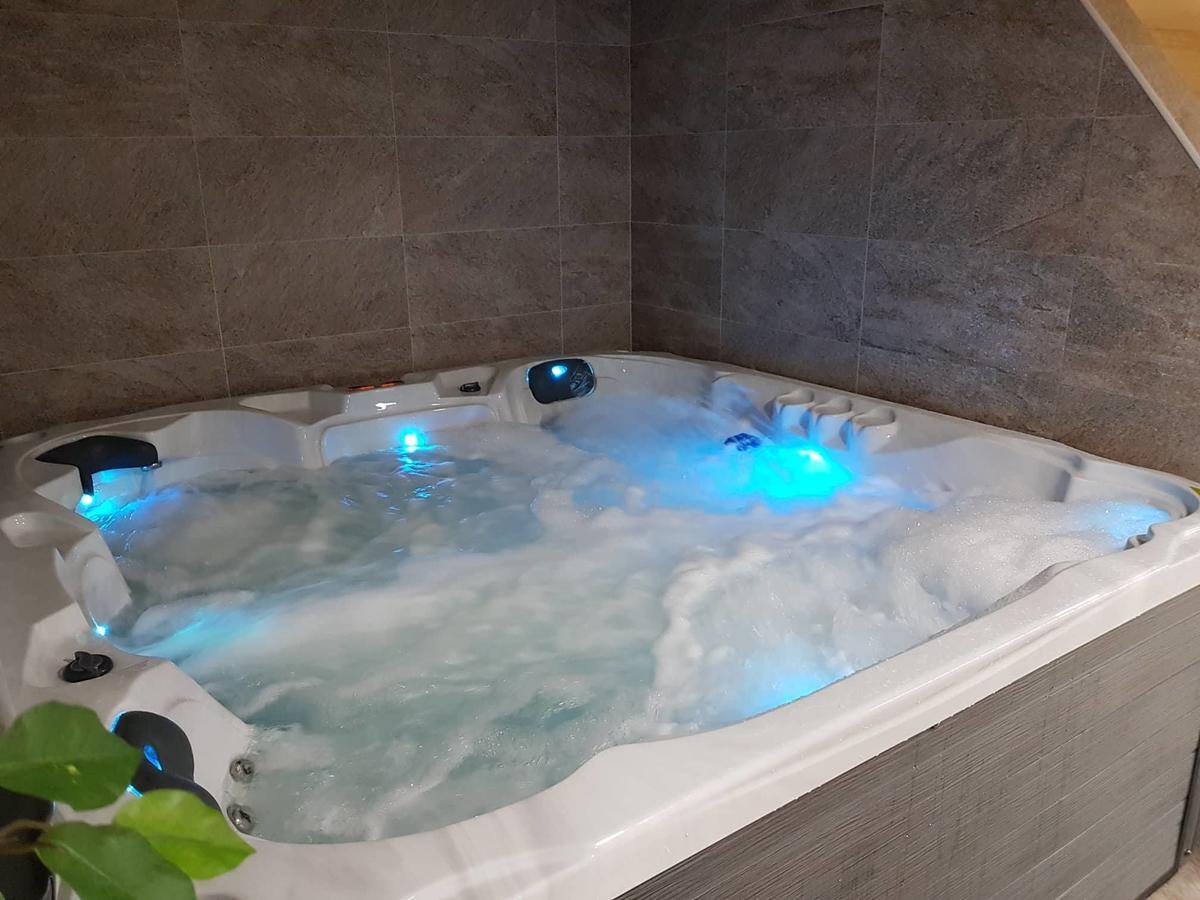 Statek 3 - Wellness & Spa Hotell Hluboká nad Vltavou Exteriör bild
